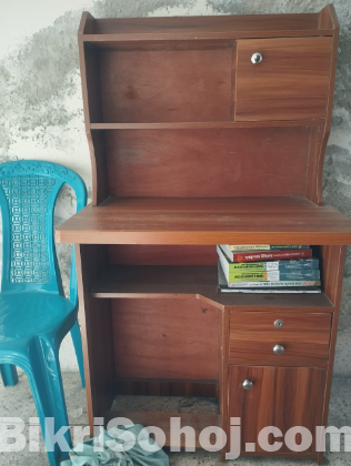 পড়ার টেবিল ও একটি চেয়ার